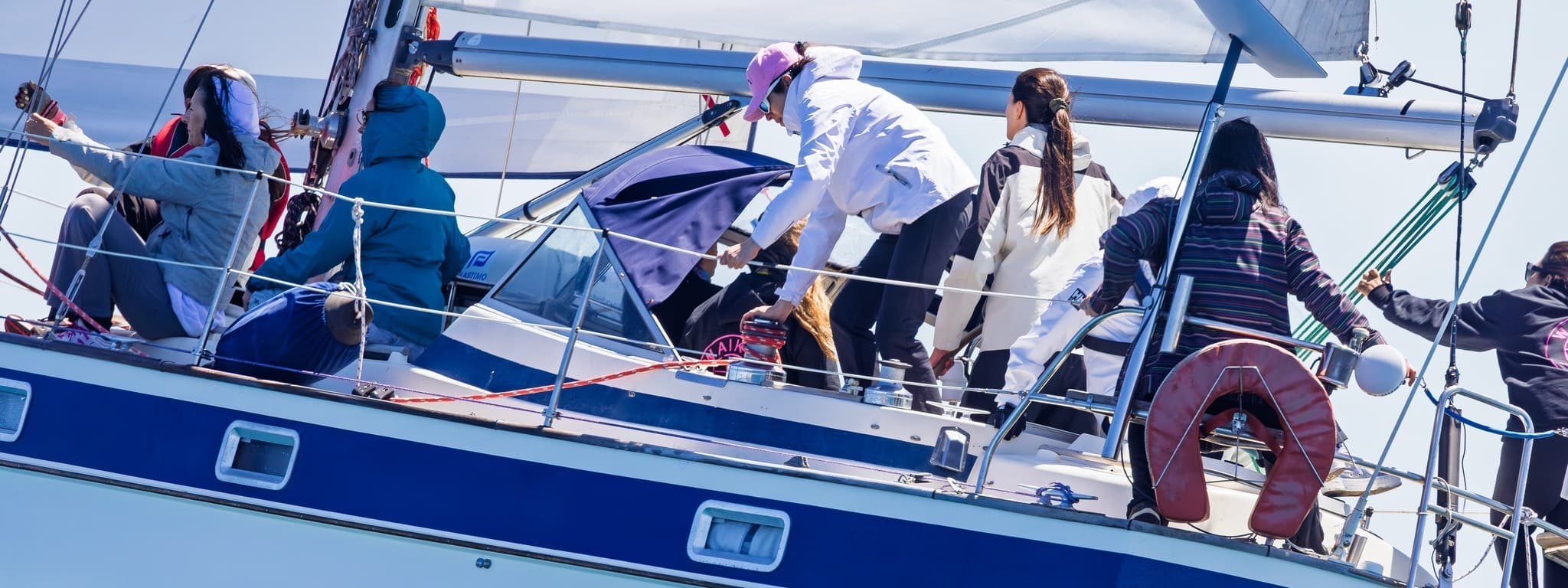Grupo de mujeres navegando - Vela Mujeres